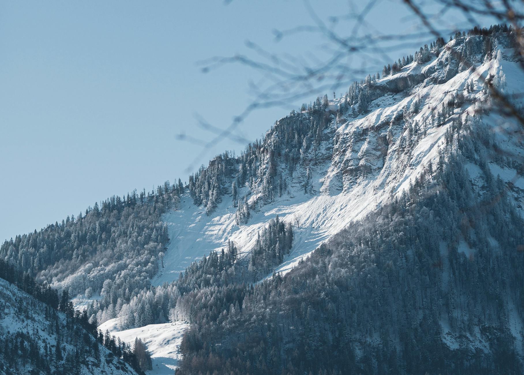 Zimowy widok na ośnieżone szczyty Alp w Austrii