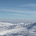 Panorama ośnieżonych austriackich gór w słoneczny zimowy dzień