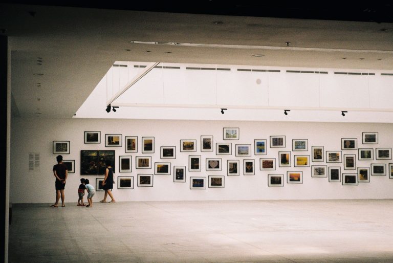 Rodzina zwiedza wystawę sztuki w nowoczesnej galerii