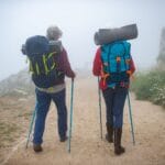 Kije trekkingowe czy kije do nordic walking? Różnice w technice marszu, uchwycie i zastosowaniu Starsza